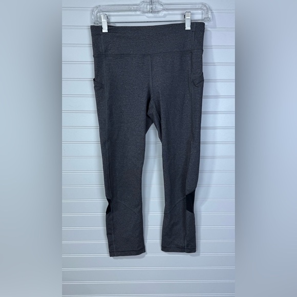 Lululemon women’s gray and black cropped capri leggings. Size 6. - Picture 2 of 7